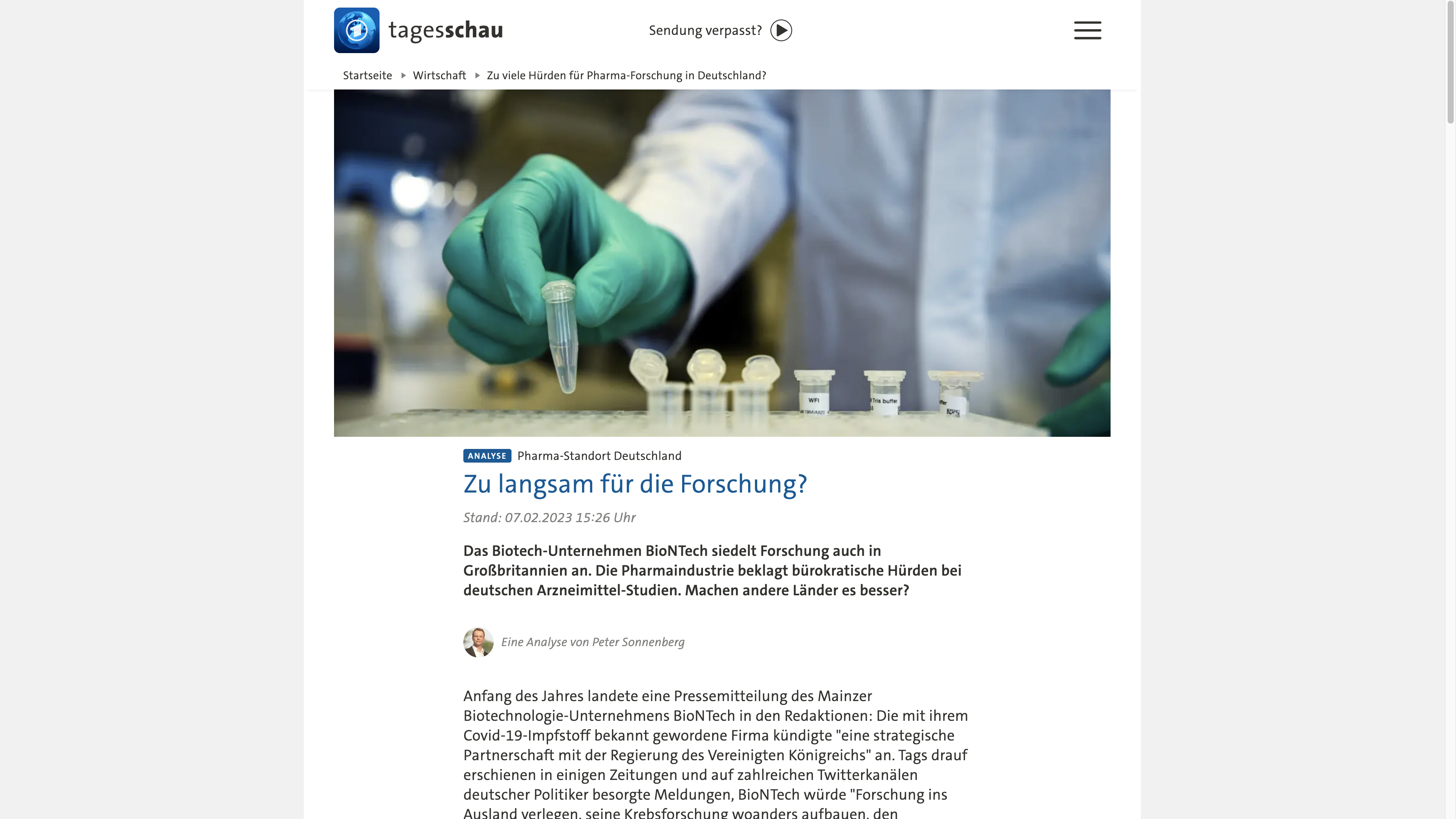Zu langsam für die Forschung? Stand: 07.02.2023 15:26 Uhr Das Biotech-Unternehmen BioNTech siedelt Forschung auch in Großbritannien an. Die Pharmaindustrie beklagt bürokratische Hürden bei deutschen Arzneimittel-Studien. Machen andere Länder es besser?  