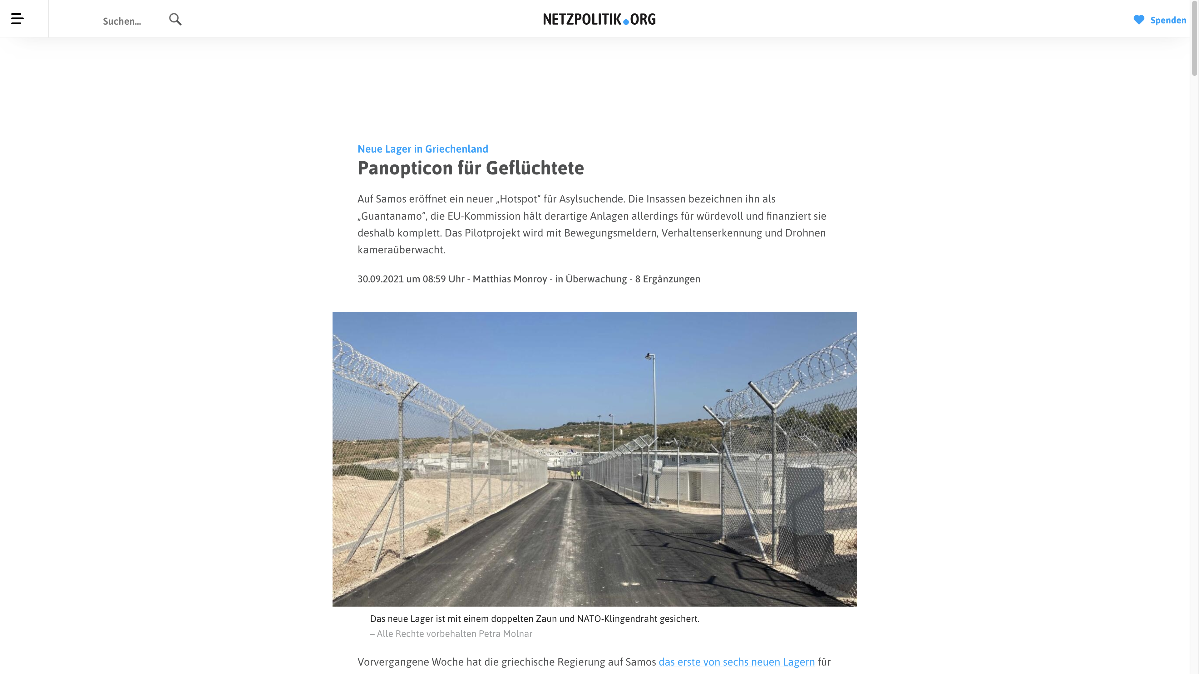 Panopticon für Geflüchtete Auf Samos eröffnet ein neuer „Hotspot“ für Asylsuchende. Die Insassen bezeichnen ihn als „Guantanamo“, die EU-Kommission hält derartige Anlagen allerdings für würdevoll und finanziert sie deshalb komplett. Das Pilotprojekt wird mit Bewegungsmeldern, Verhaltenserkennung und Drohnen kameraüberwacht.