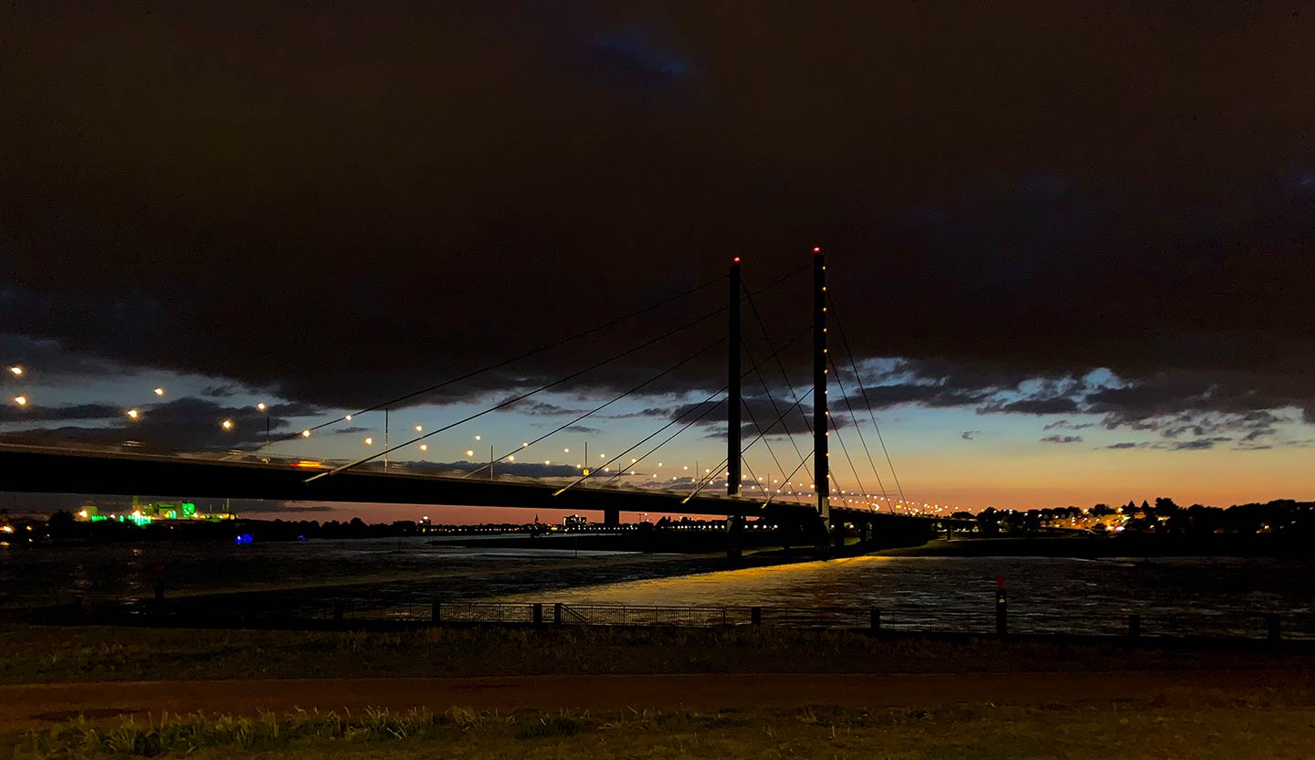Bild der Rheinkniebrücke in Düsseldorf bei Nacht