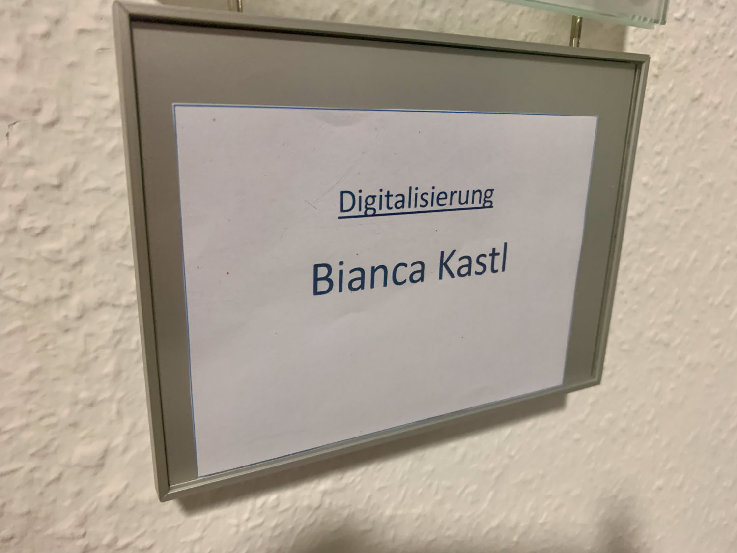Bild eines Büroschild mit 'Digitalisierung Bianca Kastl'